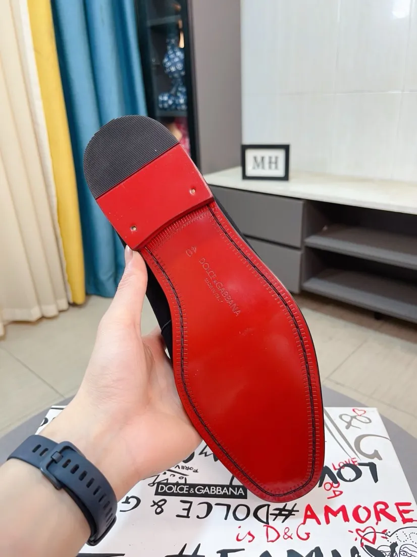 Men's shoes 💰540🌸🌸 [DG Dolce & Gabbana] High-end customized leather shoes. The upper is made of imported calf leather. Original hardware. I believe you will be impressed from the first time you see it. The avant-garde atmosphere can no longer fully interpret its elegance. AAA grade rubber outsole is super comfortable. The original cover last of the counter ensures its original version and quality. The upper is simple and the cowhide lining ensures its comfort and breathability. A pair of truly good shoes has its own unique soul, famous quality, and the first choice for successful people. Regular size 38-44 (45 customized)
